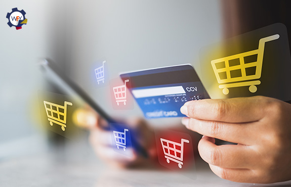 Manos Sosteniendo Smartphone y Tarjeta Para Hacer Compra Ecommerce