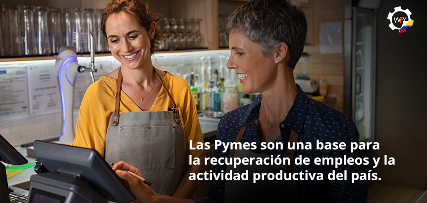 Empresarias Sonrientes Ocupndose de la Actividad Productiva y Recuperacin de Empleos en su Negocio