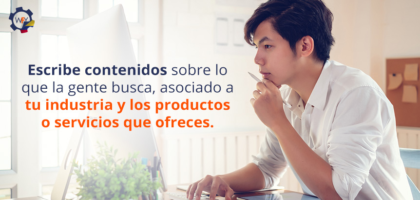 Joven Analizando Contenidos de sus Productos o Servicios Frente a su Computadora