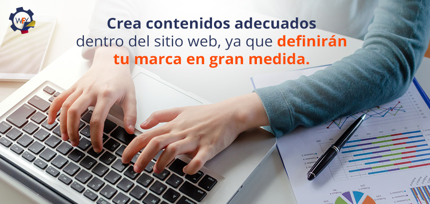 Persona Escribiendo Contenidos de Valor Para su Sitio Web Sobre Teclado de Laptop