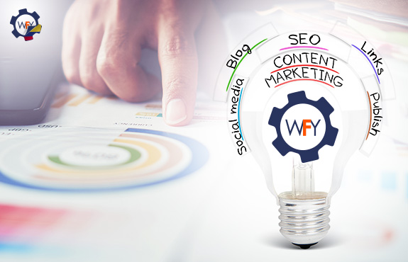 Bombillo con Engranaje de WebFindYou y Nombres de Estrategias de Marketing de Contenidos