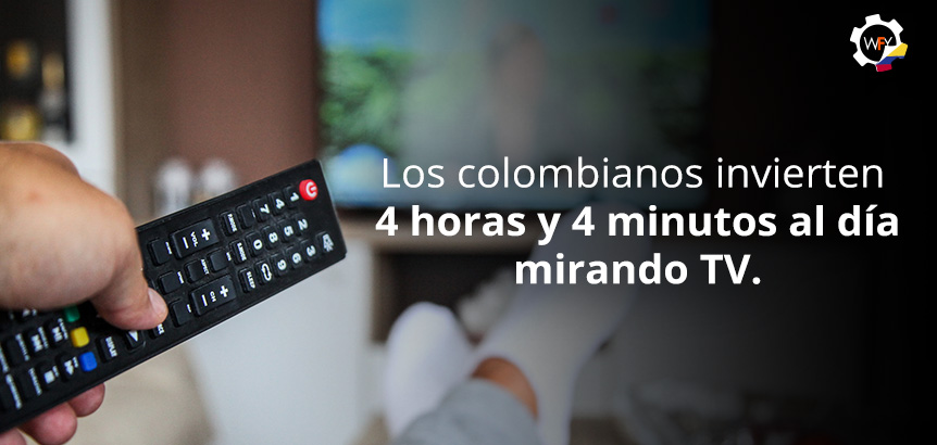 Colombiano Recostado y Usando Control Para Mirar TV