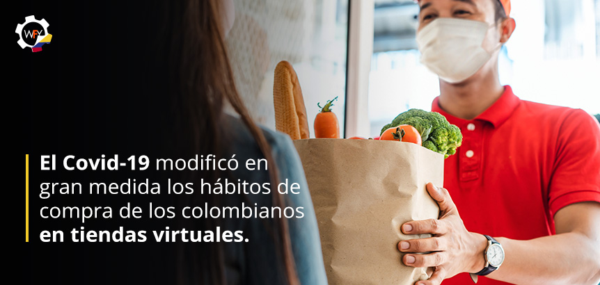 Domiciliario Entregando Compra Realizada en Tiendo Online, Tras Covid