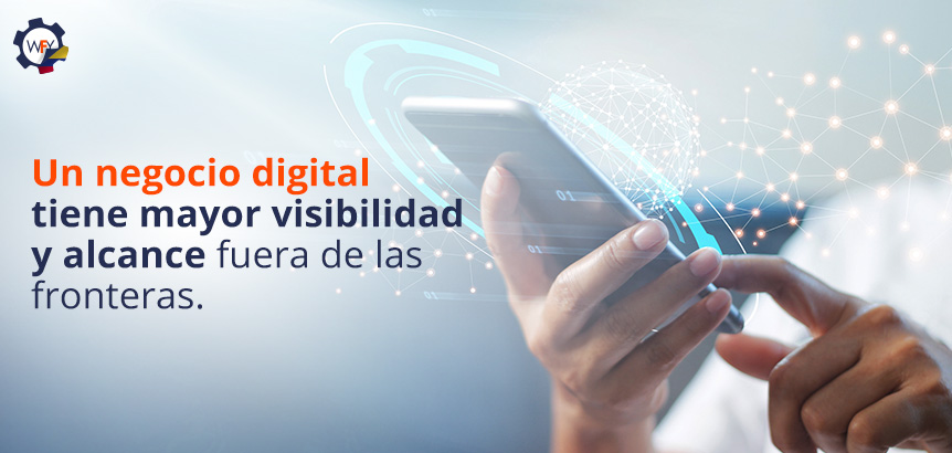 Manos con Smartphone que Revisan Visibilidad y Alcance del Negocio Digital