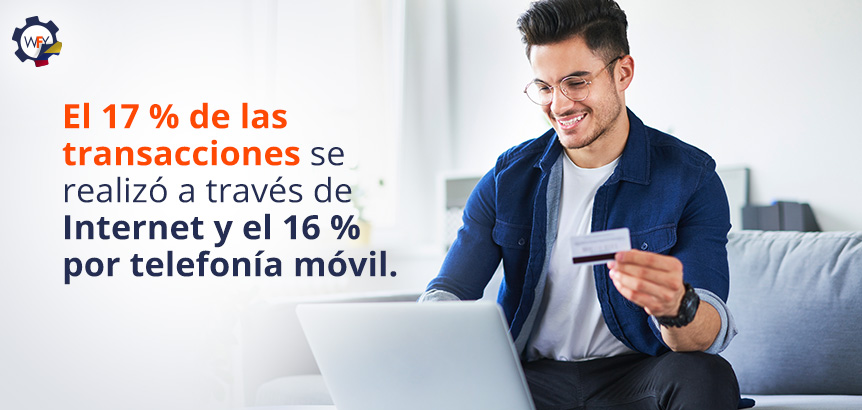 Hombre Sonriente Mientras Realiza Transaccin Online Desde su Laptop con Conexin a Internet