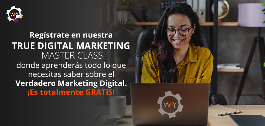 Empresaria Feliz Registrándose en la True Digital Marketing Master Class de WebFindYou Desde su Laptop