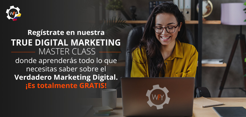 Empresaria Feliz Registrndose en la True Digital Marketing Master Class de WebFindYou Desde su Laptop