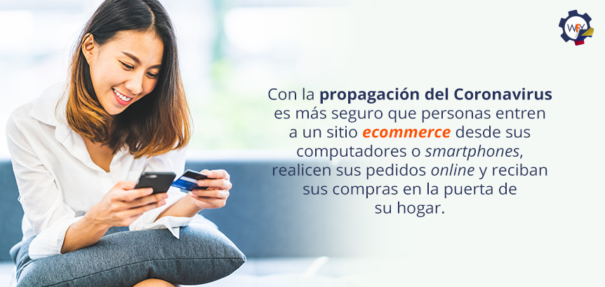 Mujer Sonriente Comprando Online