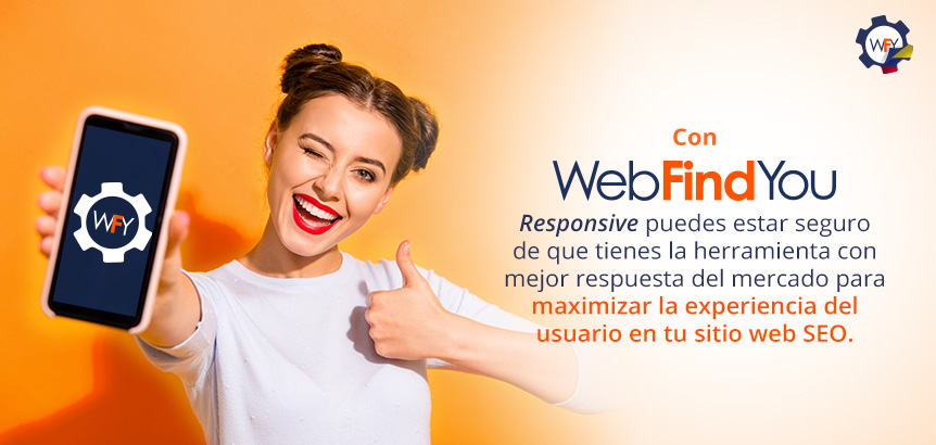 Joven Sonriente Mostrando la Pantalla de su Smartphone con el Logo de WebFindYou