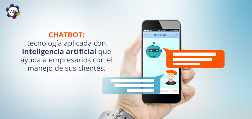 Mano Mostrando la Pantalla de un Smartphone Donde un Chatbot Atiende a un Cliente