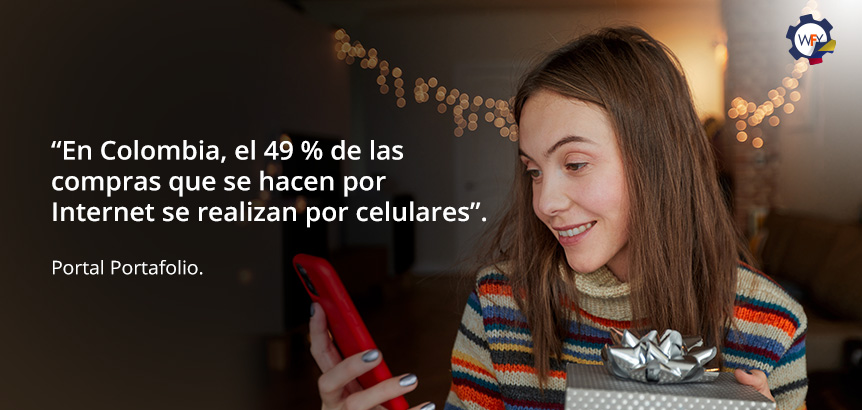 Joven Alegre con Smartphone y Regalo